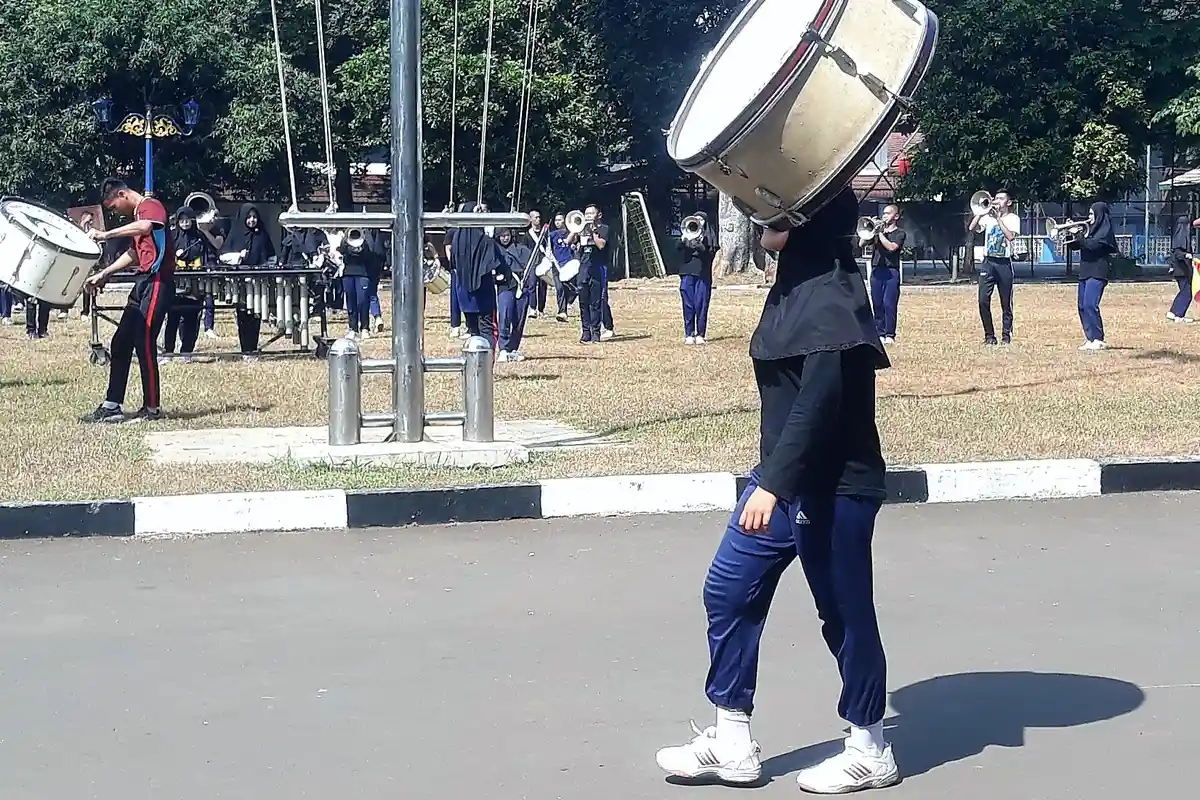 Sambut Pawai Obor Asian Games 2018, Gadis Remaja Ini Siap Gigit Drumband 25 kg