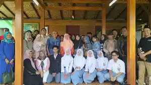 Nur-Azizah-Tamhid-telah-menyalurkan-program-RST-Kemensos-untuk-warga-Kota-Depok.jpg