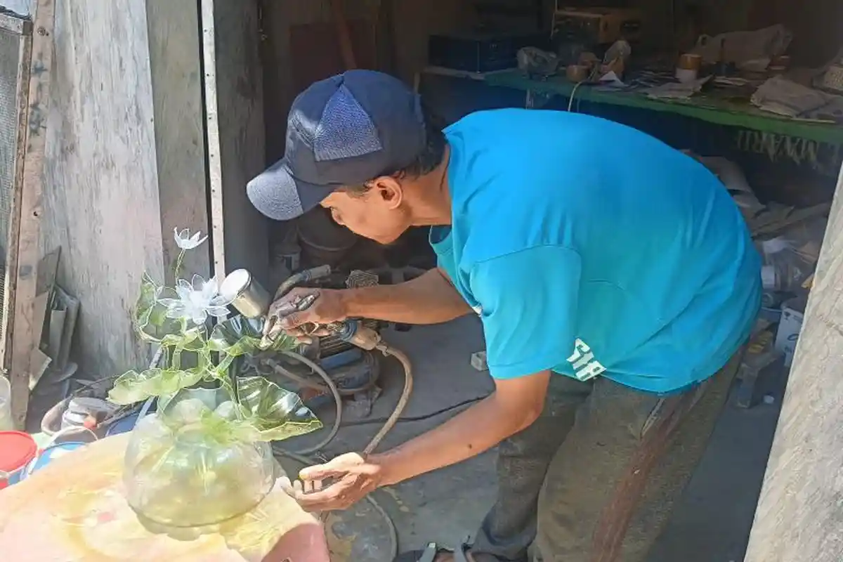Terampil dan Unik, Bapak 2 Anak di Kota Probolinggo Sulap Galon Bekas Jadi Lampu Hias
