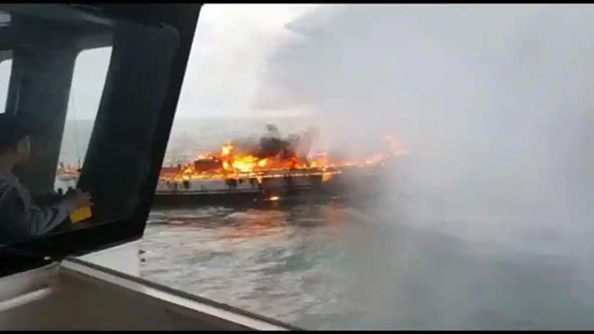 BREAKING NEWS - Kapal Kargo Terbakar di Perairan Karimun, Satu Orang Dikabarkan Tewas