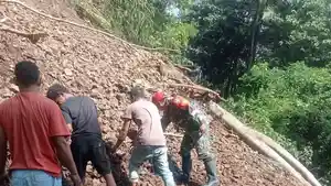 Warga-bersama-anggota-TNI-mencoba-mengevakuasi-material-longsor.jpg