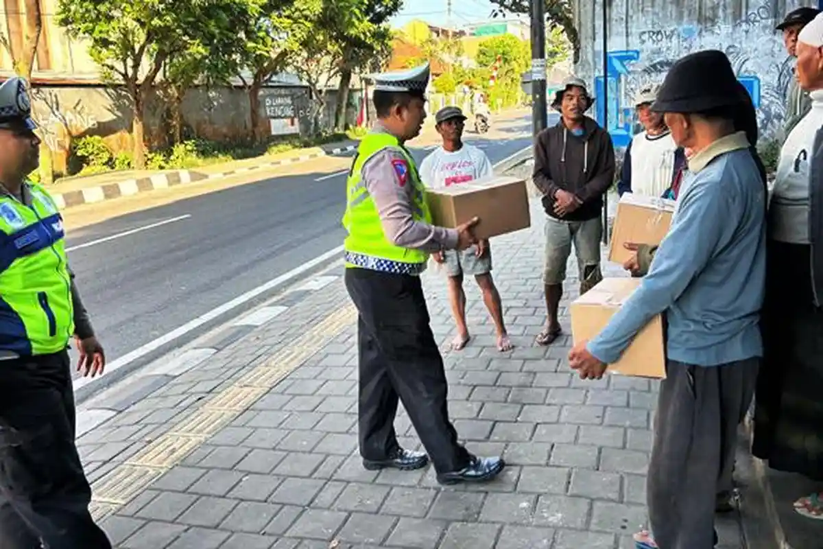 Polres Wonosobo Salurkan Bantuan Paket Sembako Jumat Berkah Dalam Rangka Operasi Patuh Candi 2024
