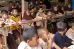 sejumlah-murid-sekolah-kolong-rumah_20180530_185328.jpg