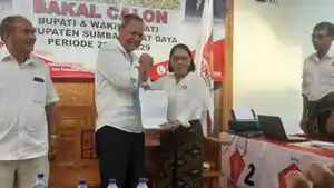 Antoneta-Kura-menyerahkan-berkas-pendaftaran-bakal.jpg