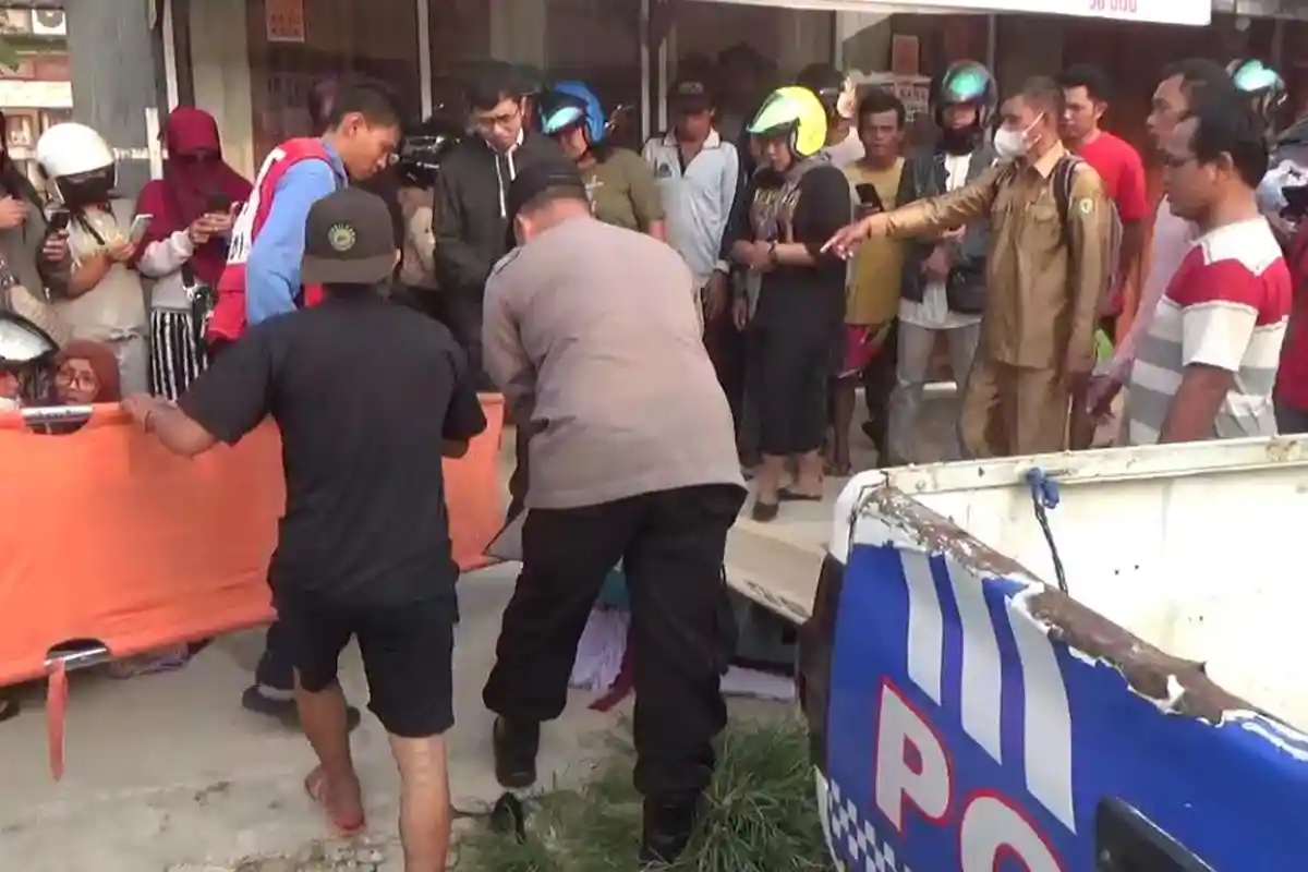 Kecelakaan di Sampit, Diduga Pemotor Terjatuh Saat Salib Truk, Ibu Selamat Anaknya Tewas Terlindas