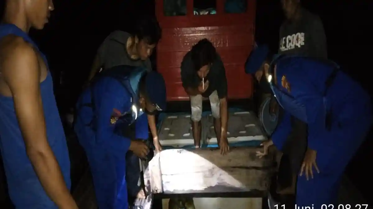 Patroli Perairan, Satpolair Polres TanjungbaIai Periksa Kapal Tanpa Nama yang Masuk Tanjungbalai