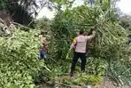 PEMBERSIHAN-MATERIAL-LONGSOR-Beberapa-anggota-Polsek-Wolowaru-Kecamatan-Wolowaru.jpg