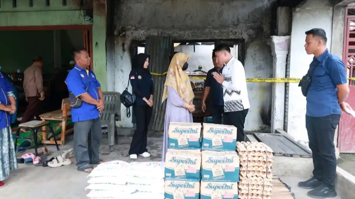 2 Rumah di Langkat Ludes Terbakar, Wakil Ketua DPRD Sumut Beri Bantuan Tali Asih