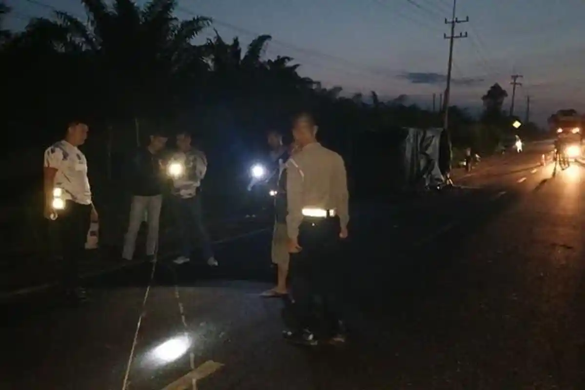 Truk Terbalik dan 2 Mobil Ringsek di TKP Kecelakaan Beruntun, 1 Orang Tewas