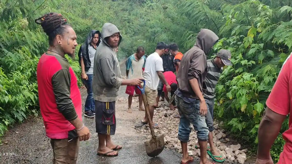 Warga Desa Ngara, Wolomeze II dan Anggota DPRD Perbaiki Jalan Wangka-Maronggela
