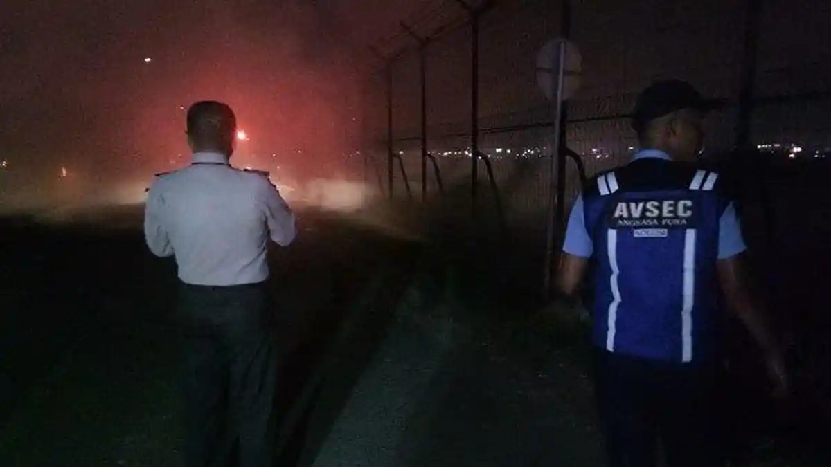 Mobil Minibus Ditumpangi Sekeluarga Terbakar Dekat Bandara Soekarno-Hatta