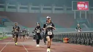 Peserta-HJB-Run-2025-mengelilingi-lintasan-lari-di-Stadion-Pakansari.jpg
