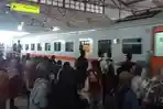 arus-balik-di-stasiun-kediri.jpg