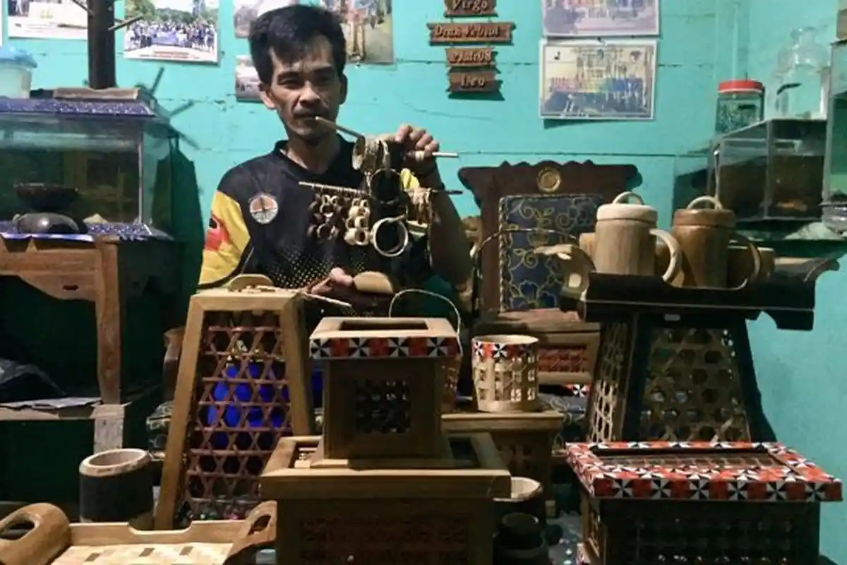 Mamak Fendi Pengrajin Anyaman Resam dan Bambu dari Lampung Barat