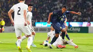 Potret-duel-Thailand-vs-Turkmenistan-pada-laga-pamungkas-Grup-D-Kualifikasi-Piala-Asia-2027.jpg