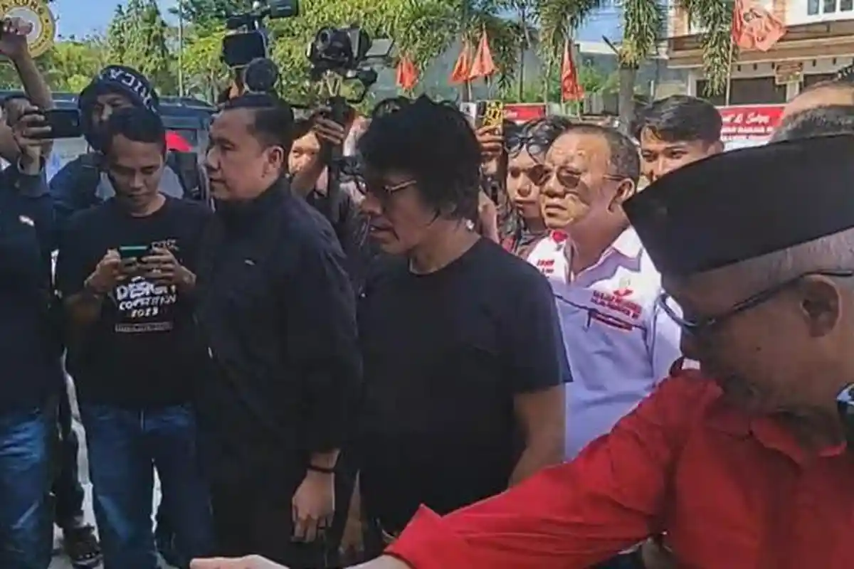 BREAKING NEWS Adian Napitupulu PDIP Resmikan Posko Relawan Ganjar Pranowo Capres 2024 di Kendari