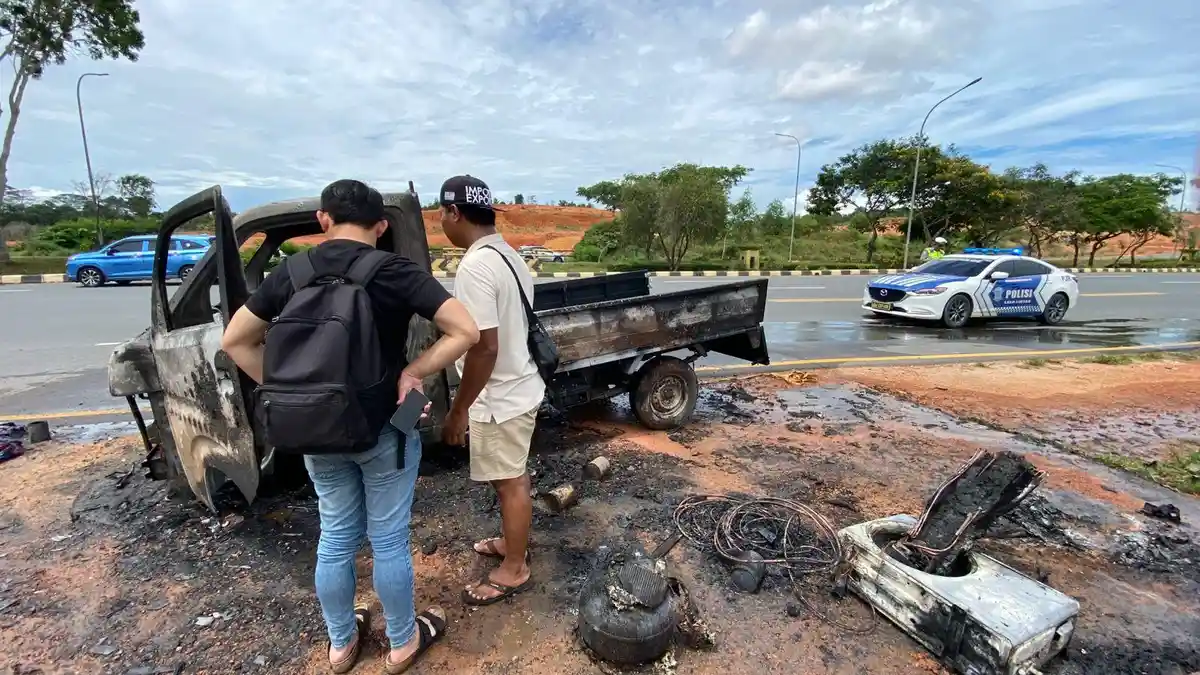 Pikap Angkut AC Terbakar di Nongsa Batam, Sugianto Syok Lihat Mobil Usaha Dilahap Api
