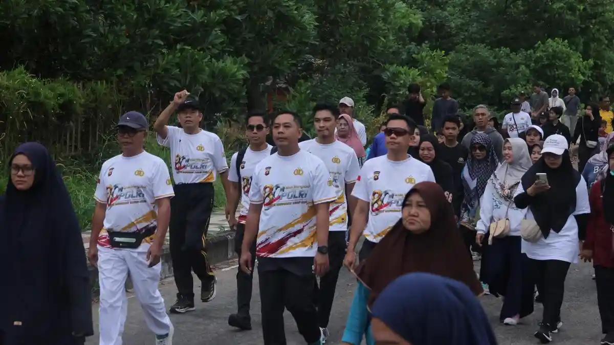 Hari Jadi Kayong Utara dan Hari Bhayangkara ke 80, Ribuan Masyarakat Ramaikan Jalan Sehat di Pantai - Tribunpontianak.co.id