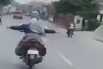 emak-emak-naik-sepeda-motor-viral.jpg