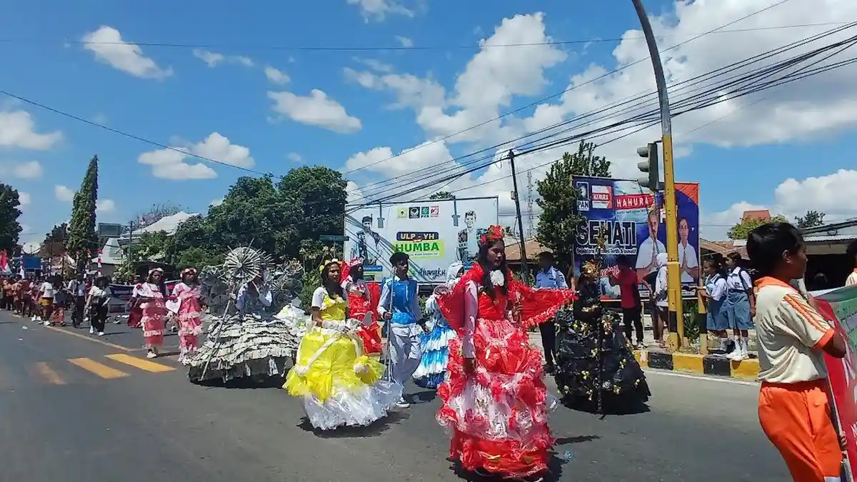 Pelajar TK, SD, SLB, SMP, SMA/SMK dan Perguruan Tinggi di Sumba Timur Ramaikan Karnaval HUT Ke-79 RI