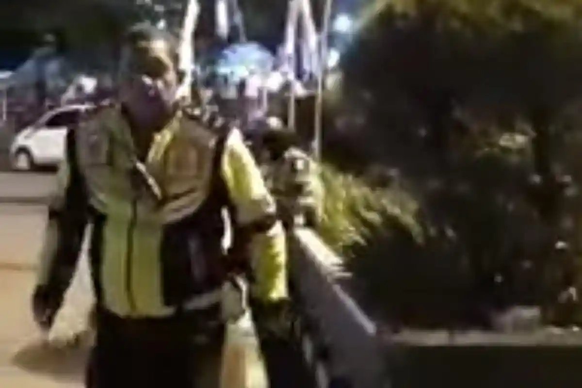 Keren! Polisi di Ternate Atur Lalu Lintas Sambil Berjoget