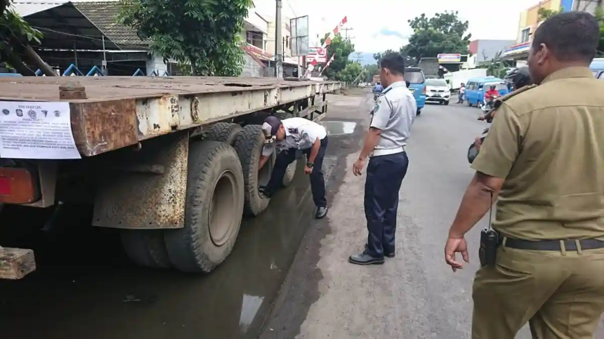 Kendaraan Kontainer Sering Parkir Sembarangan, Dishub Bitung Menggembosi Ban Kendaraan‎