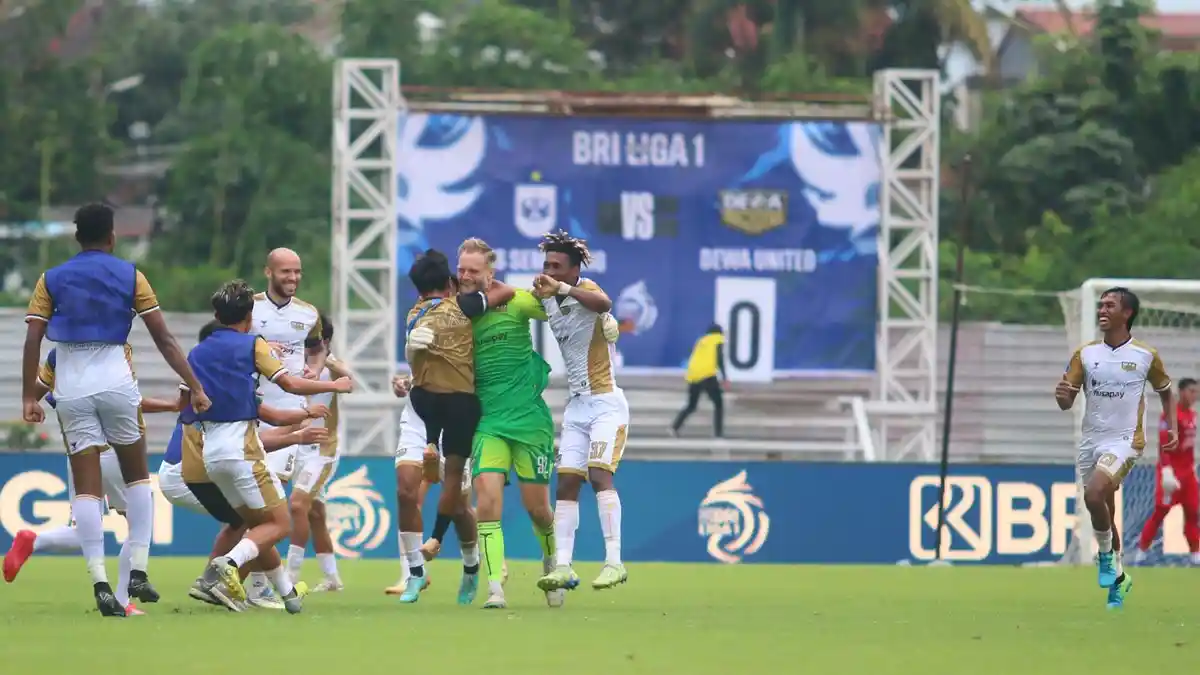 Perhitungan Kiper Dewa United Sonny Stevens saat Maju dan Cetak Gol ke Gawang PSIS Semarang