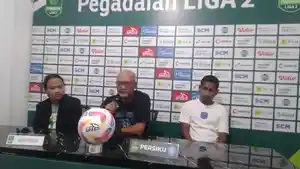 dirman-tengah-didampingi-Kapten-Persiku-Ramdani-Lestaluhu-kanan.jpg
