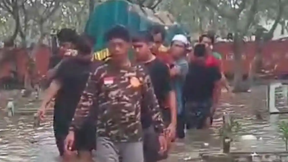 Viral, Warga Gresik Hendak Makamkan Jenazah di Area Pemakaman yang Terendam Banjir