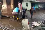 warga-dan-petugas-gabungan-kerja-bakti-banjir-bandang-di-bondowoso.jpg