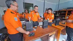 Basarnas-Cek-Alat-Komunikasi.jpg