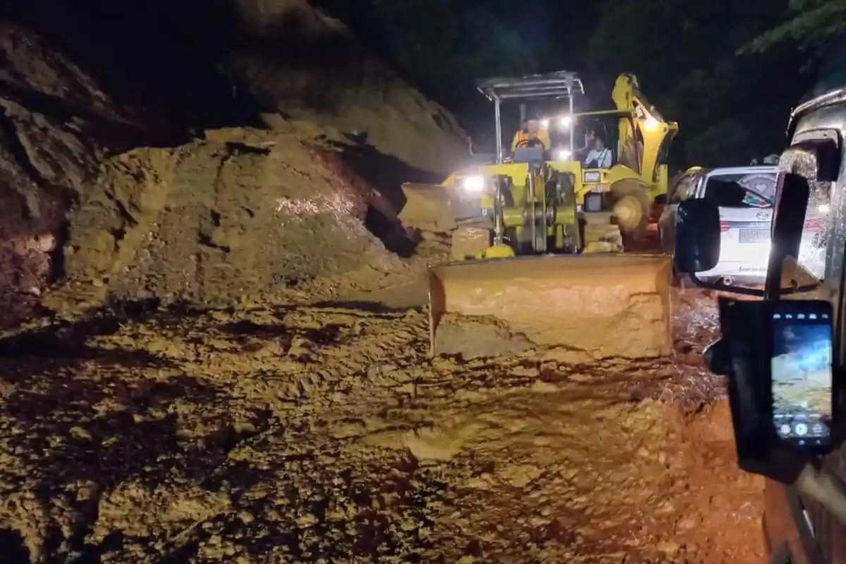 Material Longsor Sitinjau Lauik Hambat Akses Padang-Solok, Ada Mobil yang Mengalami Slip