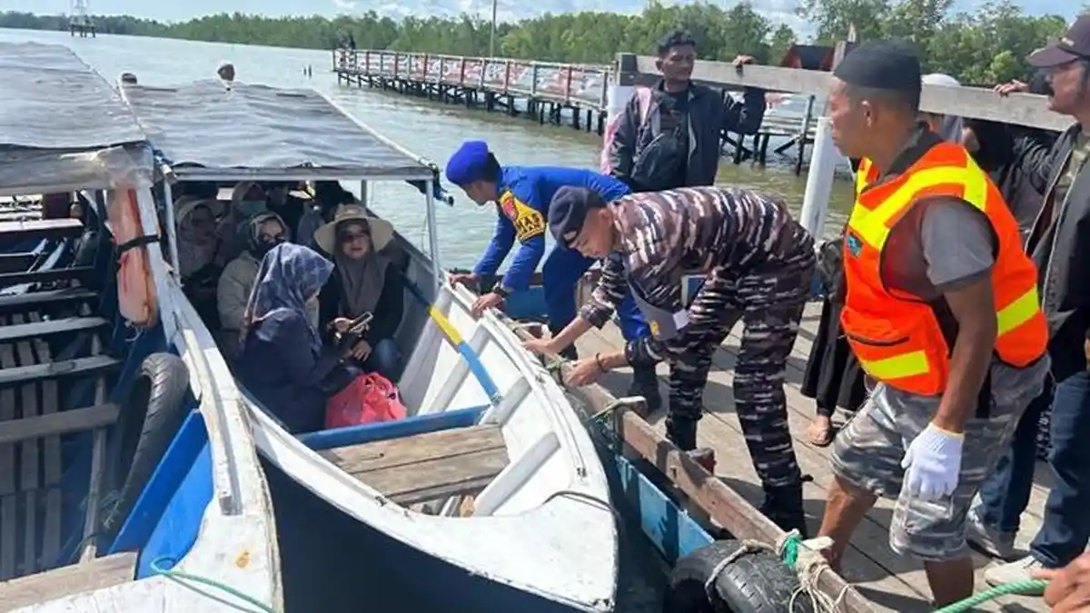 Pantai Pasir Mayang Paser Ramai Pengunjung saat Libur Lebaran, Personel Gabungan Perketat Pengamanan