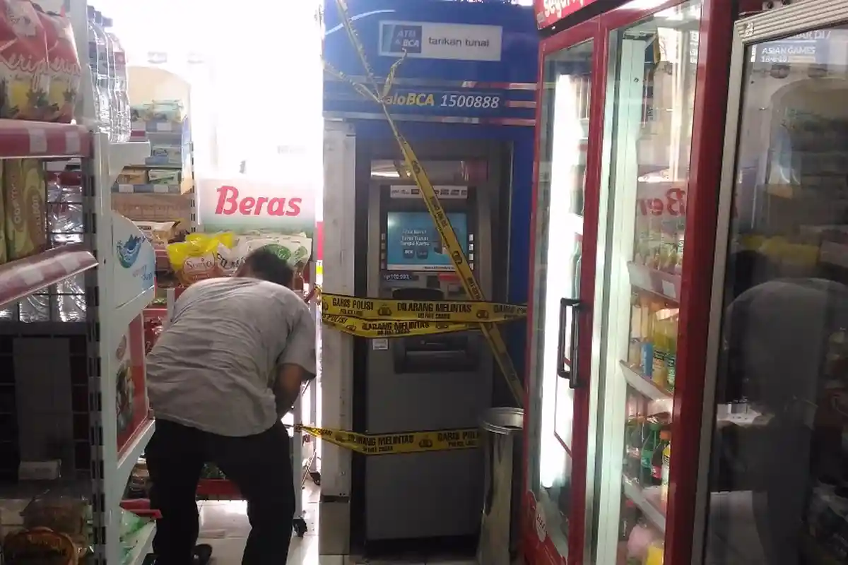 Saat ATM BCA Dibobol, Kepala Toko Tidur di Dalam Alfamart