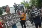 Musisi Surabaya Demo Tolak RUU Musik
