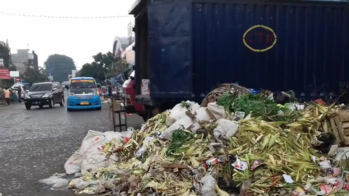 Lihat Penampakan Sampah di Tikungan Sawojajar Tiga Hari Tak Diangkut