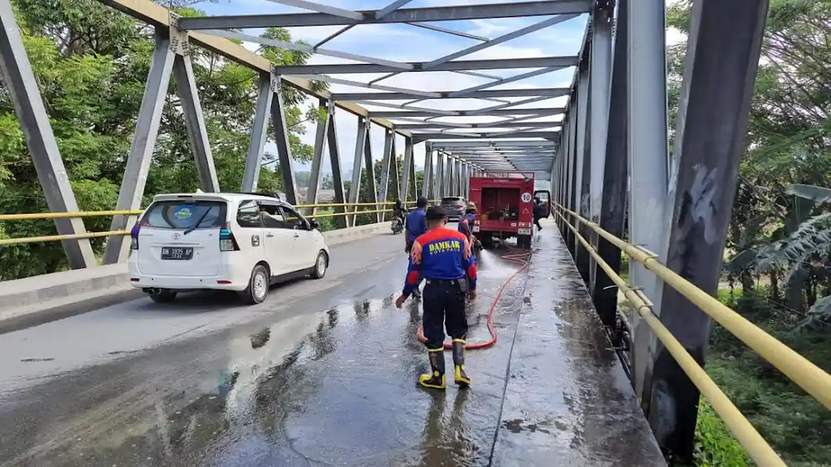 DLH Palu Gandeng Disdamkar Bersihkan Sedimen Pasir di Jembatan 2