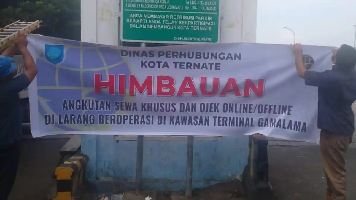 Baliho Larangan Operasi Taksi dan Ojek Online di Terminal Gamalama Ternate Dicopot