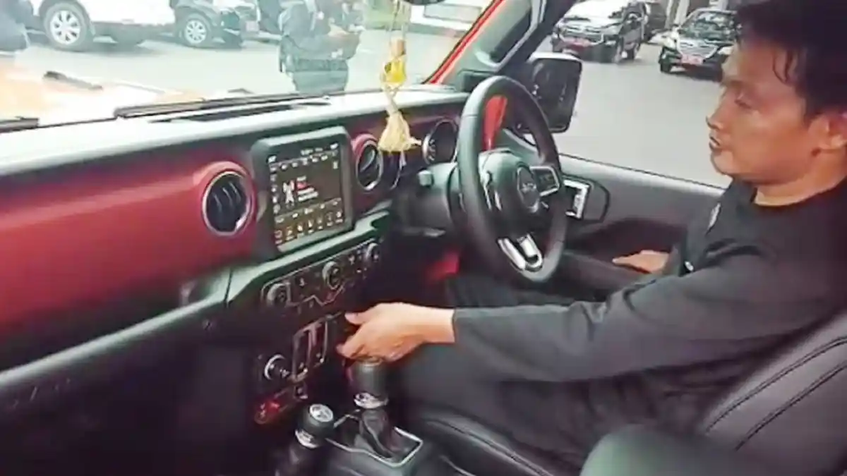 Mobil Dinas Bupati Karanganyar Jeep Rubicon Resmi Dilelang ke Juliyatmono, Nilai Lelang Rp680 Juta