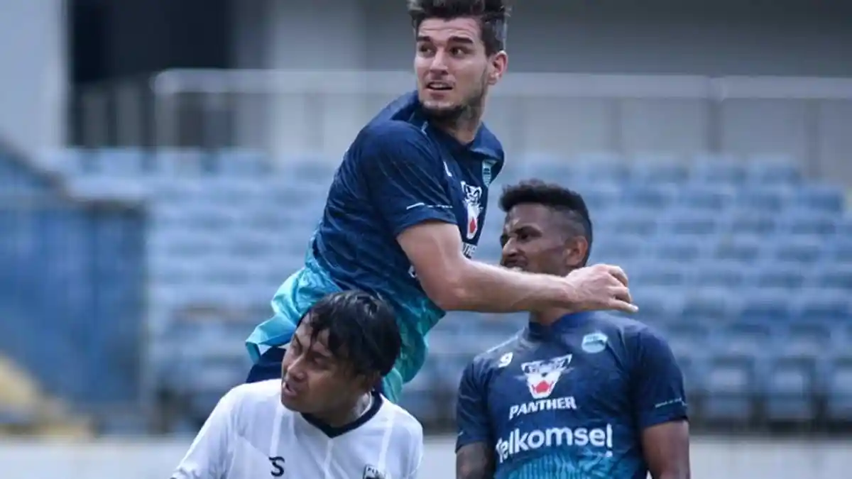 Menakar Dua Skema Bertaji Susunan Pemain Persib Bandung, Robert Alberts Kantongi Starting XI Ini