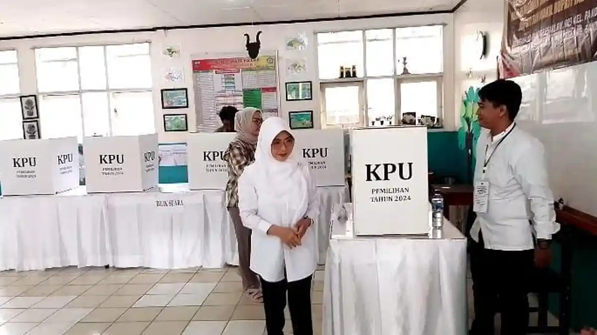 Didampingi Dua Anaknya, Cabup Pandeglang Dewi Setiani Nyoblos di TPS 4 Pamagersari