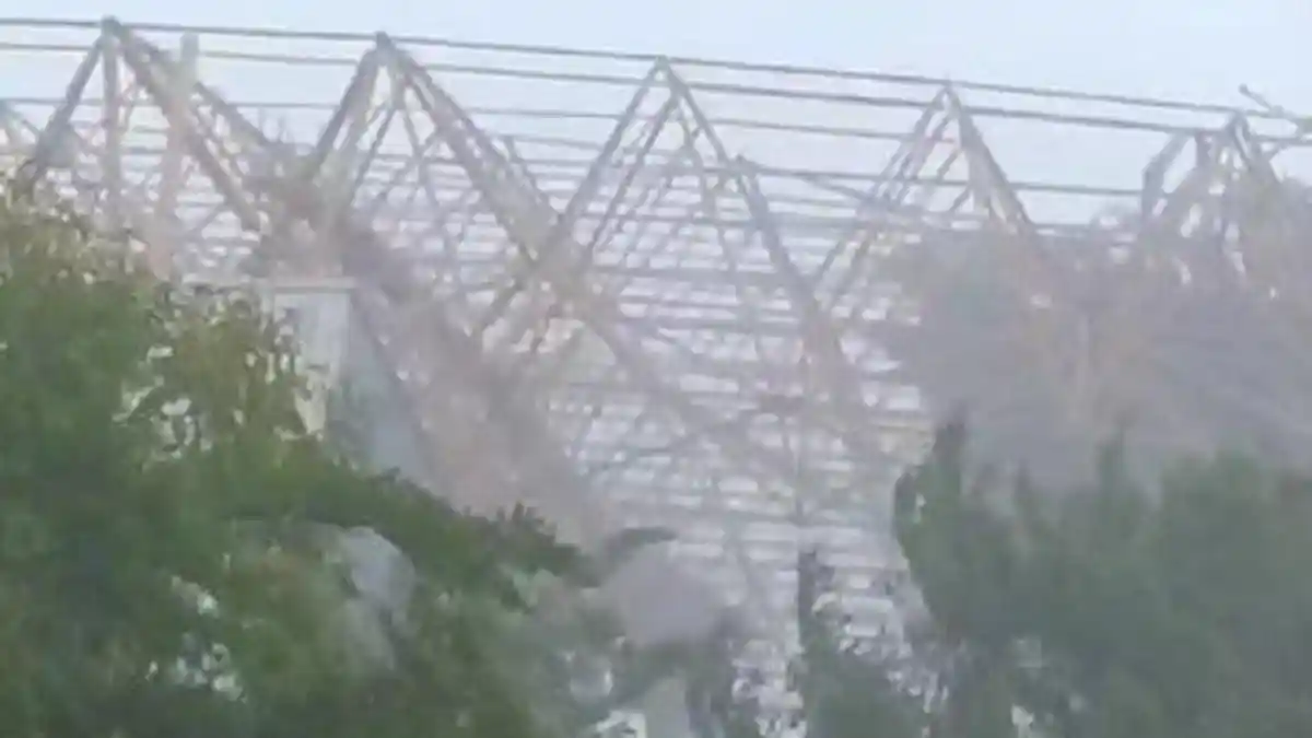 Viral! Atap Stadion Wibawa Mukti Cikarang Roboh Diterjang Angin Kencang dan Hujan Deras