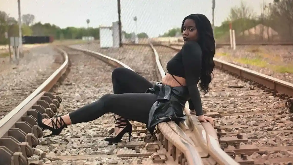 Video Mengerikan! Detik-detik Top Model Seksi Tewas Disambar Kereta Pas Sesi Pemotretan