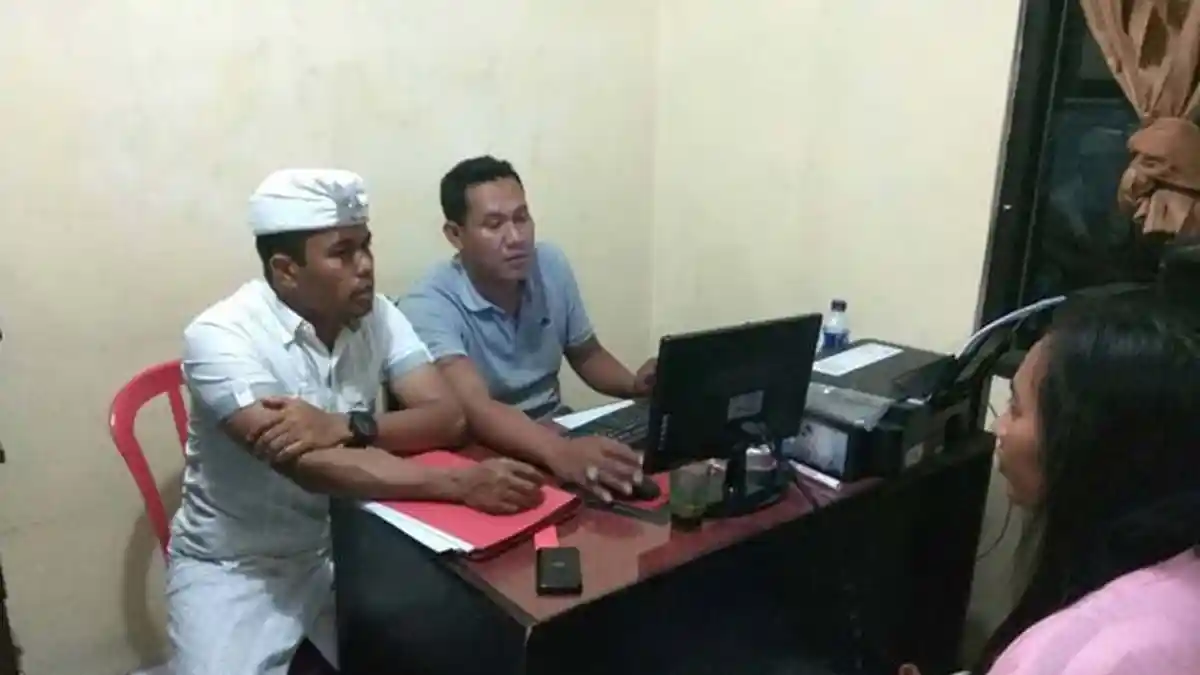Tak Sengaja Tersiram Air, Dua Perempuan Bersaudara Saling Jambak