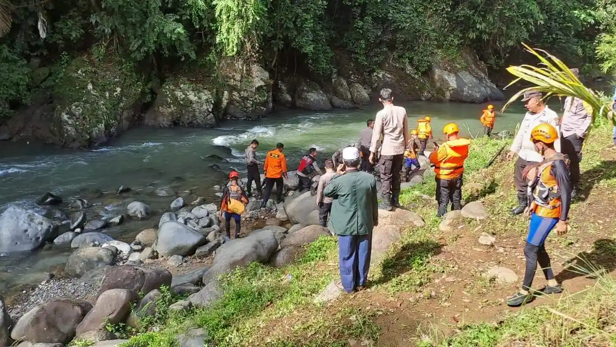 Pencarian Santriwati di Tapsel Hanyut Terbawa Arus Sungai Kembali Dilanjutkan