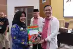 Wali-Kota-Pekalongan-Achmad-Afzan-Arslan-Djunaid-saat-menyerahkan-SK-kenaikan-PNS.jpg