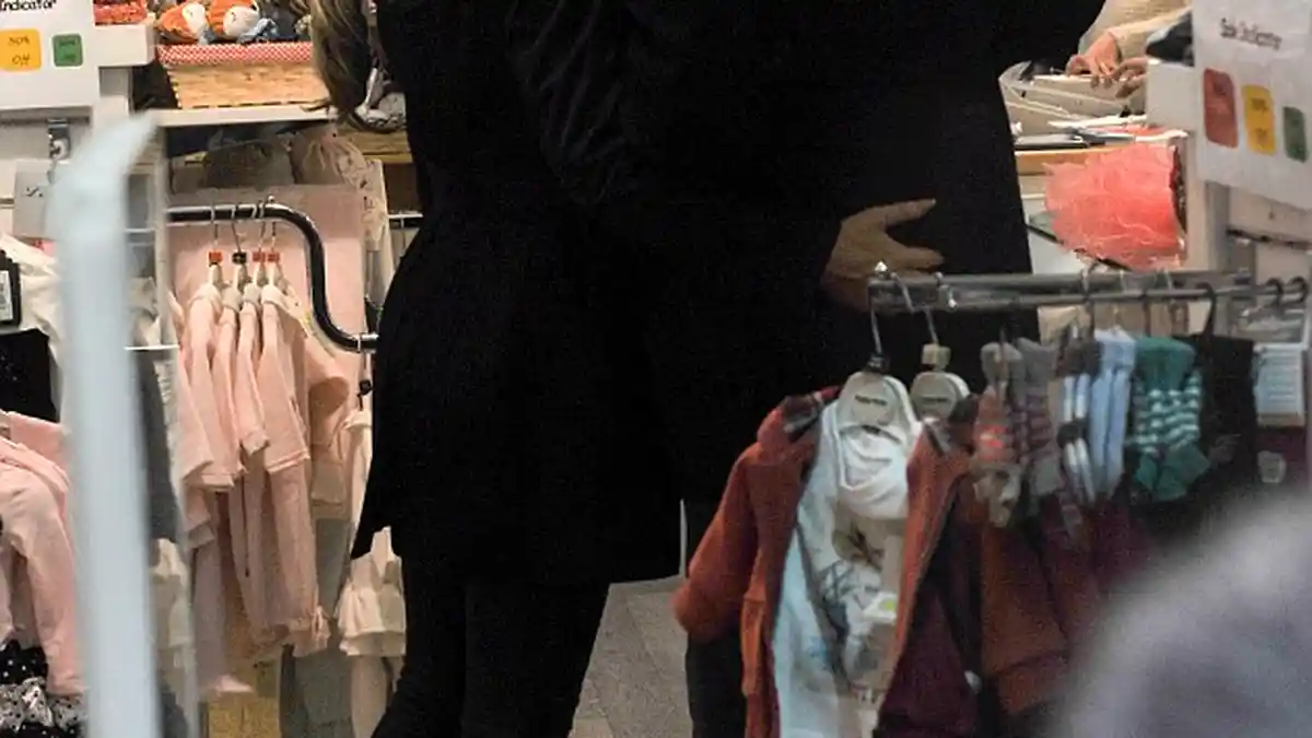 Peter Crouch dan Abbey Clancy Bermesraan di Toko Pakaian