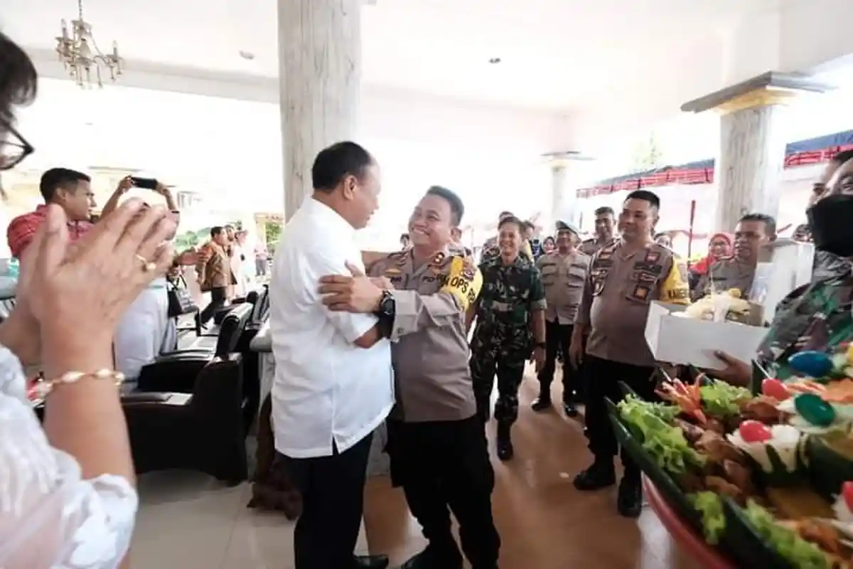 Gelar Open House Saat Natal 2022, Bupati Yohanis Dade Ajak Masyarakat Bangun Sumba Barat