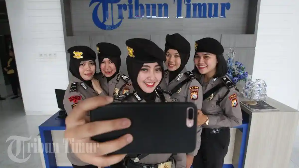FOTO: Polwan Berhijab Wefie di Kantor Tribun Timur - polwan-tribun2_20180130_211908.jpg