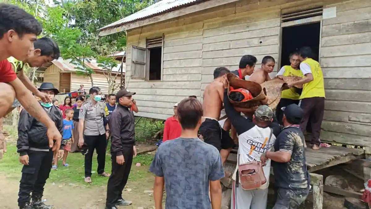 BREAKING NEWS - Istri Syok Temukan Satiman Suaminya Tewas Mengenaskan Dalam Rumah